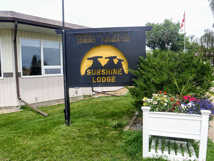 photo of the Sunshine Lodge signage